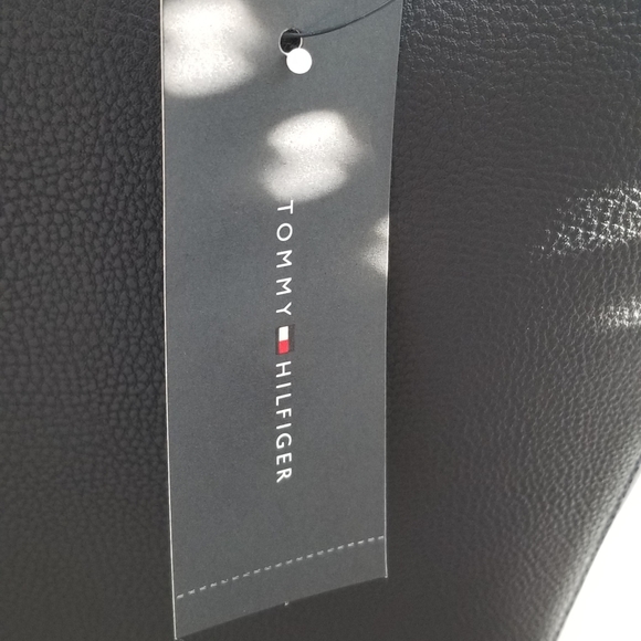 Tommy Hilfiger Tote Purse With Wristlet NWT - Picture 8 of 8